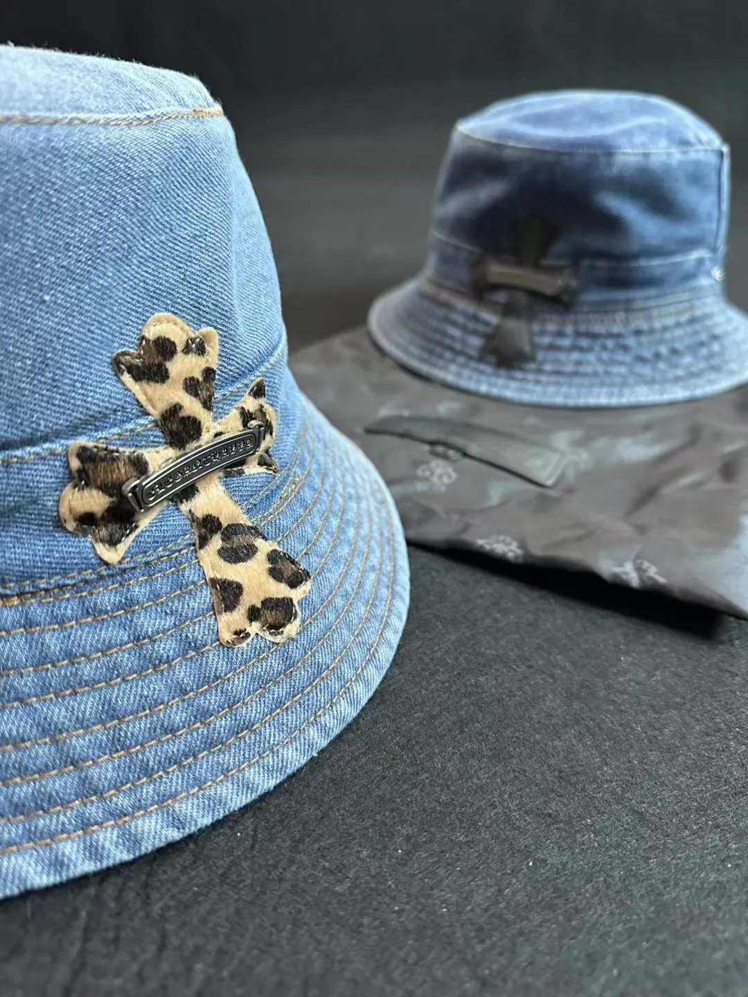 2⃣️5⃣️New ꫛꫀꪝ ❥—— ✨Best-selling Crocodile Heart Washed Denim Bucket Hat 🎩Cross Cross Versatile Fashion Style